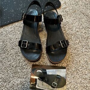 Ugg platform sandal in black like new only worn once Sz 10 Retsil was $150